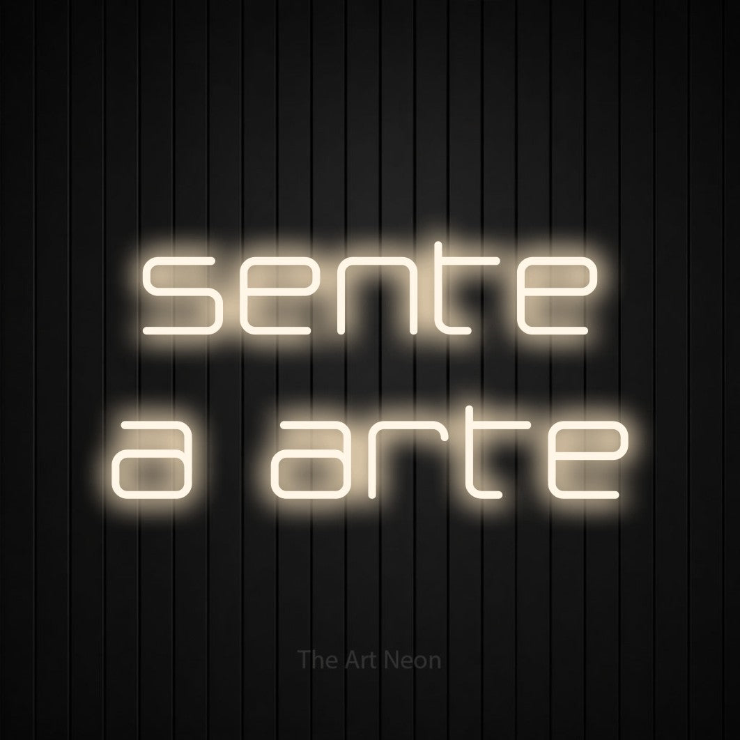 LED neon sign reading “sente a arte”, arranged in 2 lines.