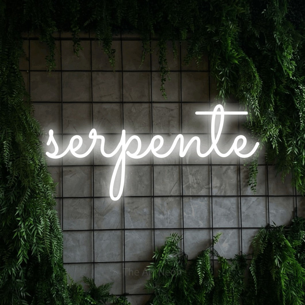 LED neon sign reading “serpente”, arranged in a single line.