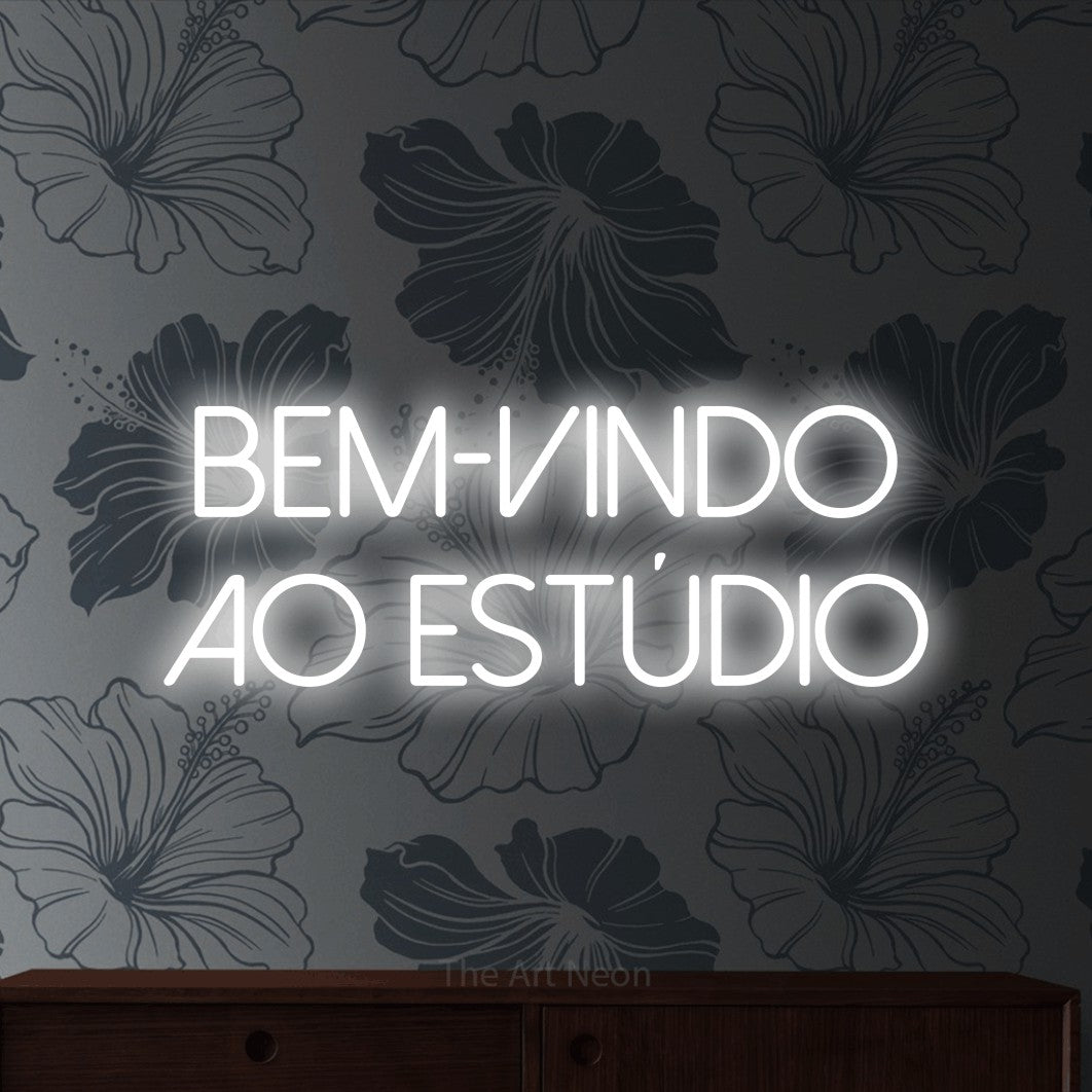 LED neon sign reading “BEM-VINDO AO ESTÚDIO”, arranged in 2 lines.