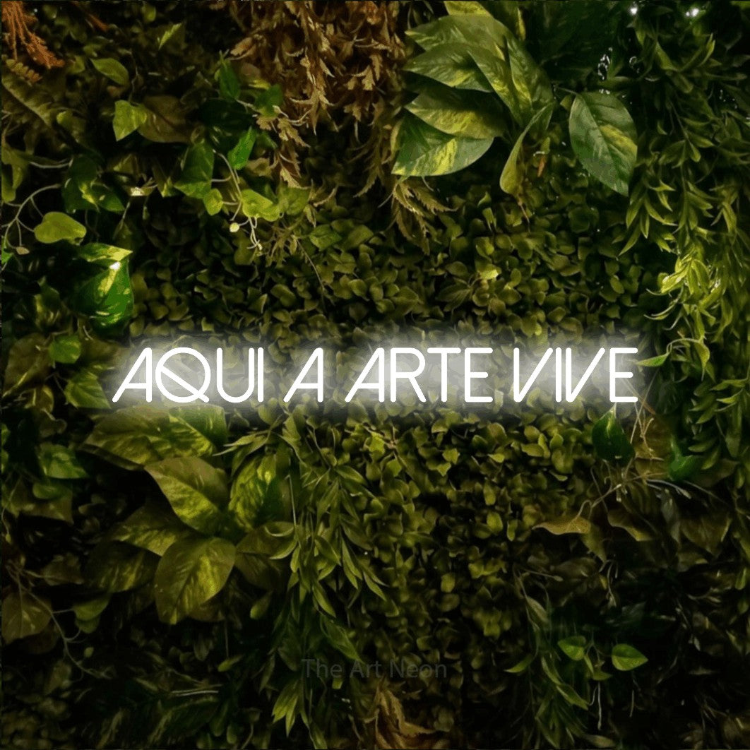 LED neon sign reading “Aqui a Arte Vive”, arranged in a single line.