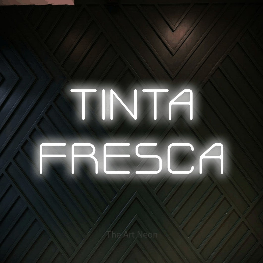 LED neon sign reading “TINTA FRESCA”, arranged in 2 lines.