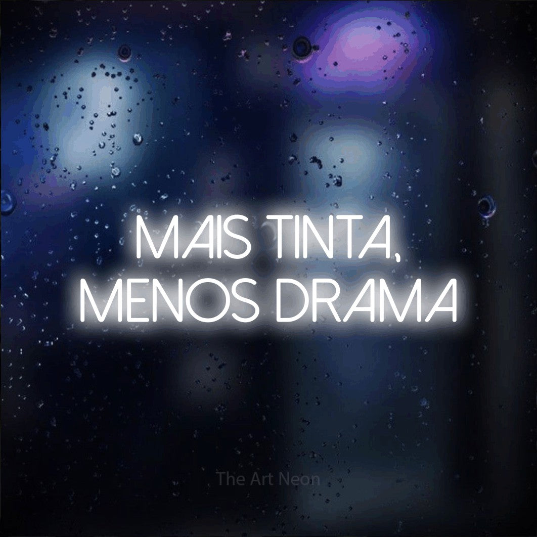 LED neon sign reading “MAIS TINTA, MENOS DRAMA”, arranged in 2 lines.