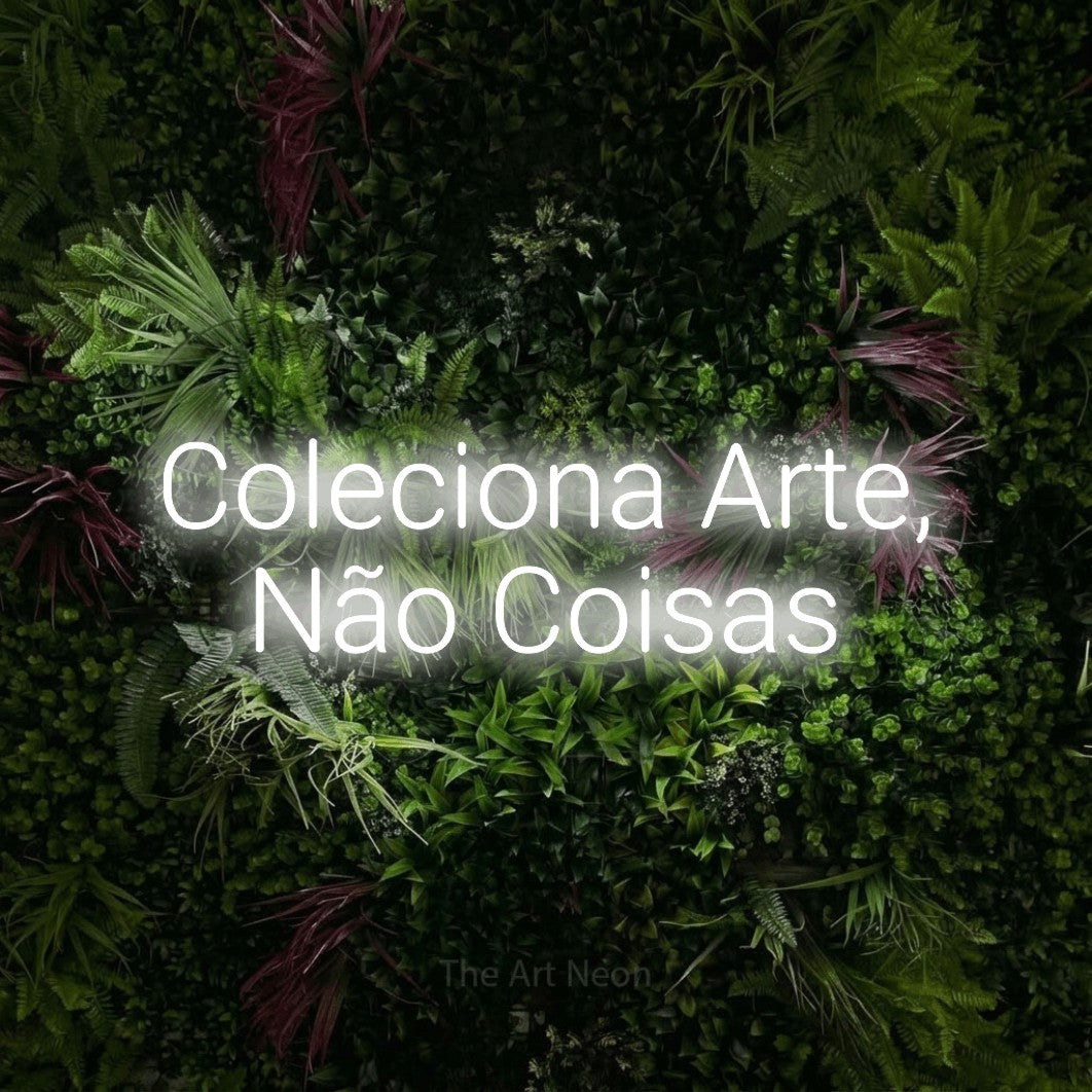 LED neon sign reading “Coleciona Arte, Não Coisas”, arranged in 2 lines.