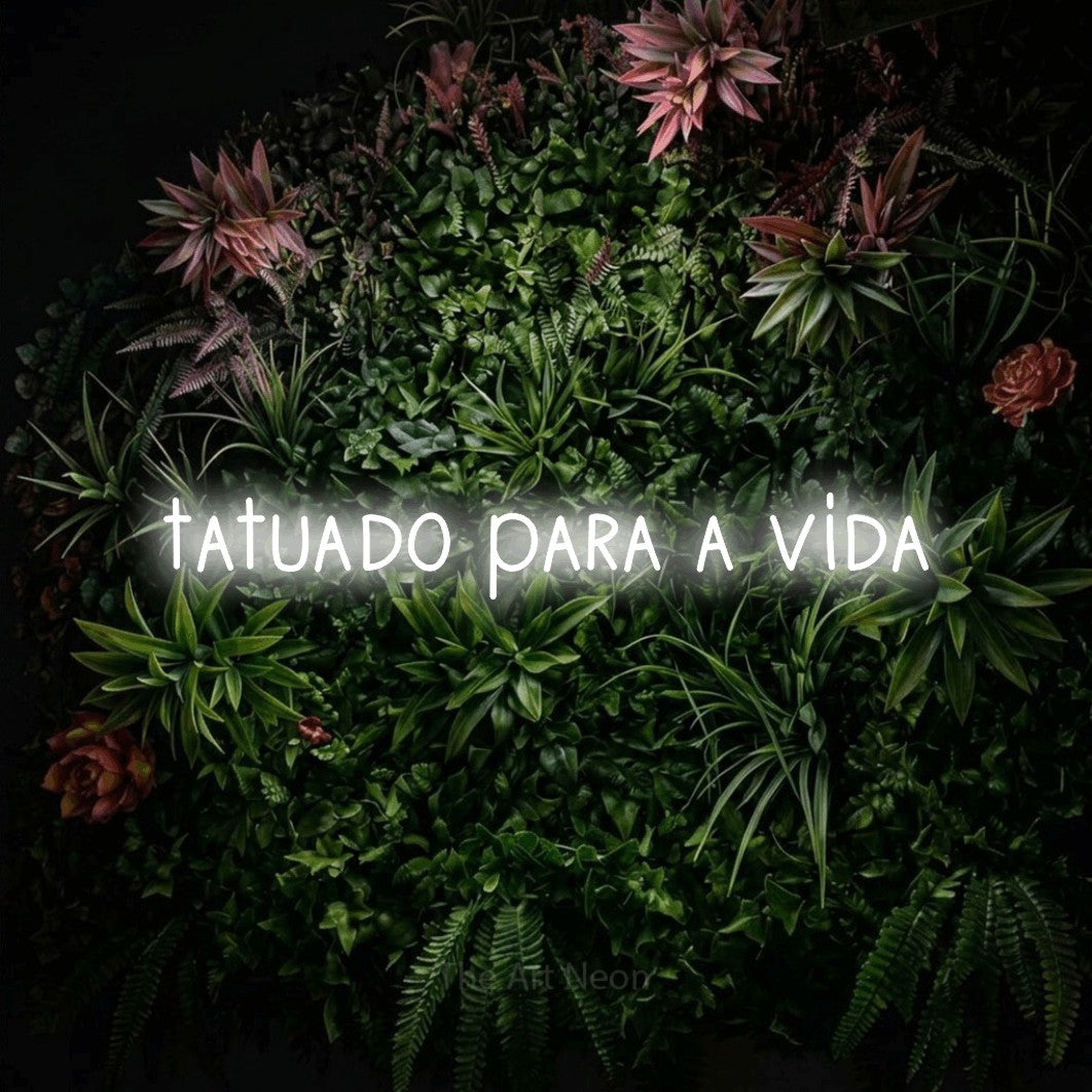 LED neon sign reading “tatuado para a vida”, arranged in a single line.