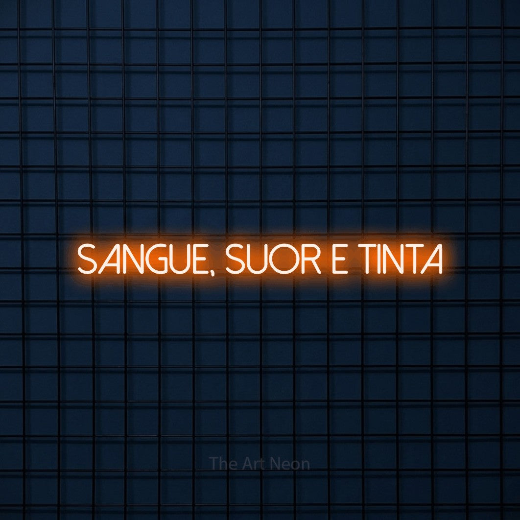 LED neon sign reading “Sangue, Suor e Tinta”, arranged in a single line.