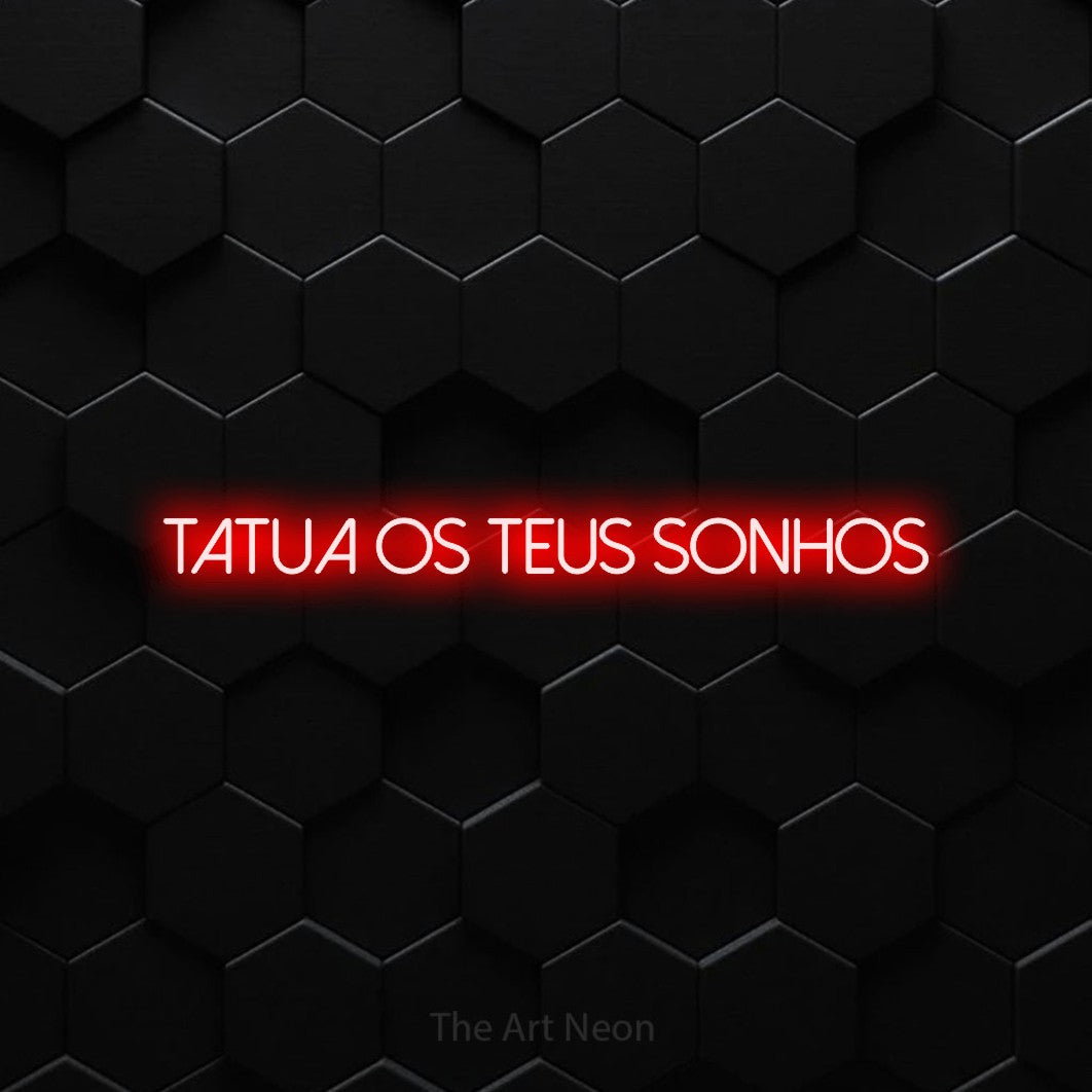 LED neon sign reading “TATUA OS TEUS SONHOS”, arranged in a single line.