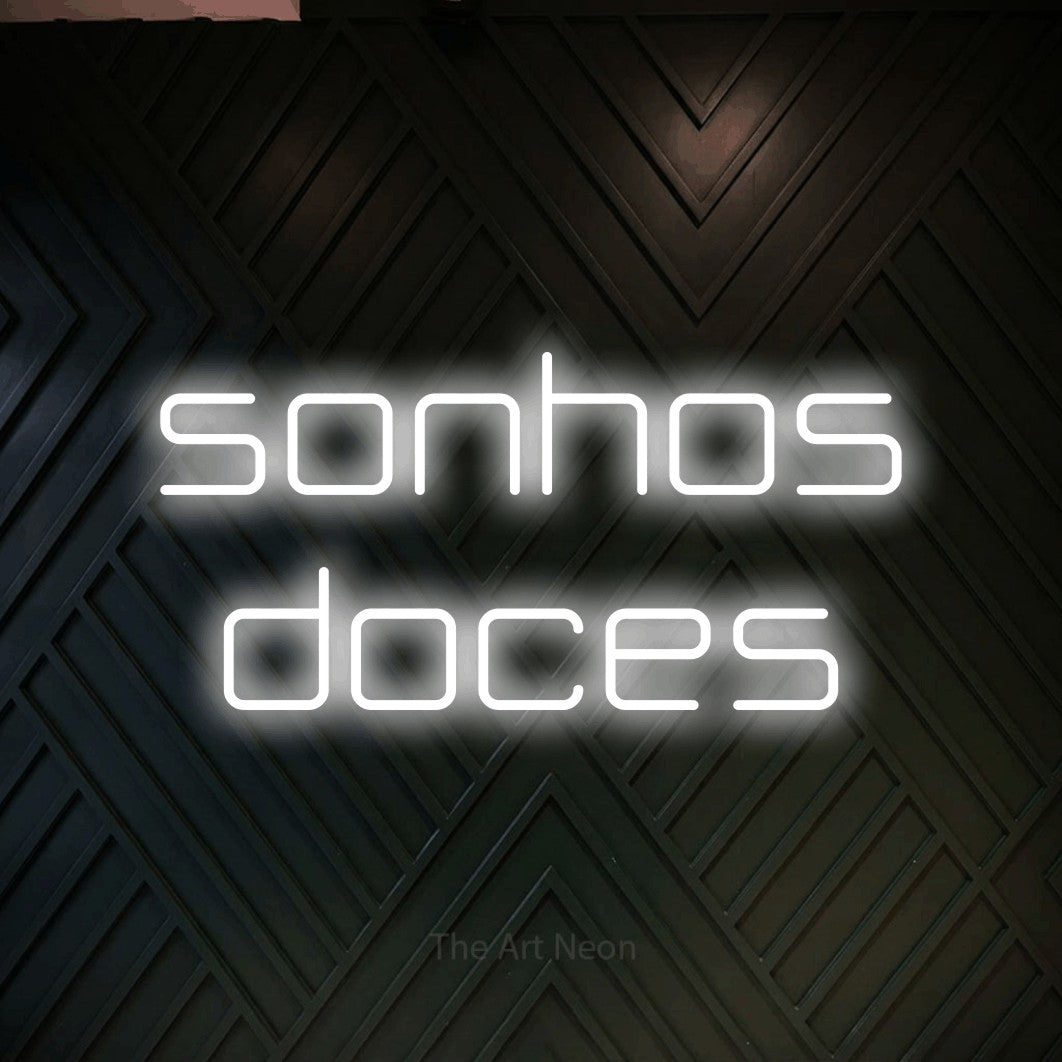 LED neon sign reading “sonhos doces”, arranged in 2 lines.