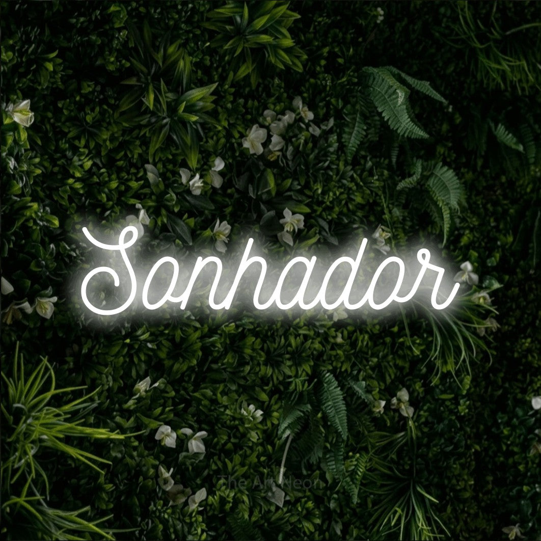 LED neon sign reading “Sonhador”, arranged in a single line.