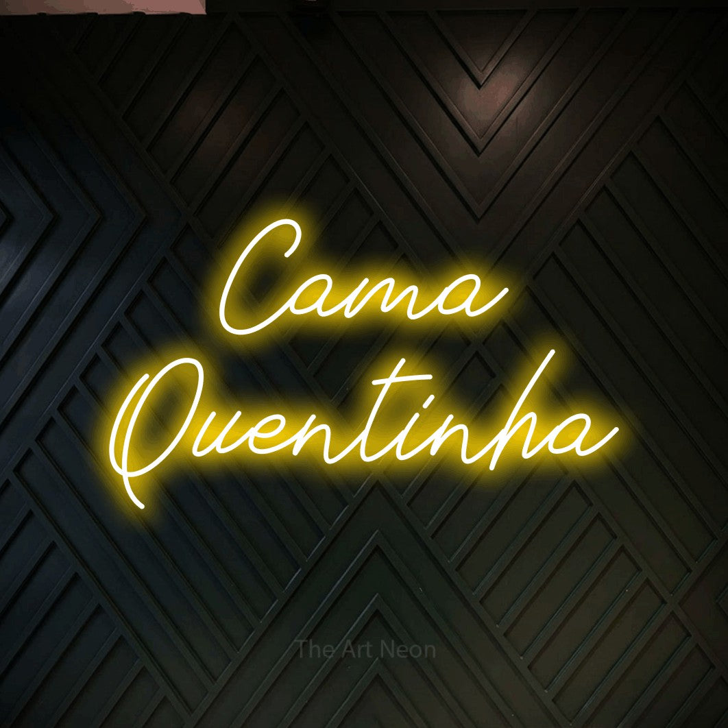 LED neon sign reading “Cama Quentinha”, arranged in 2 lines.