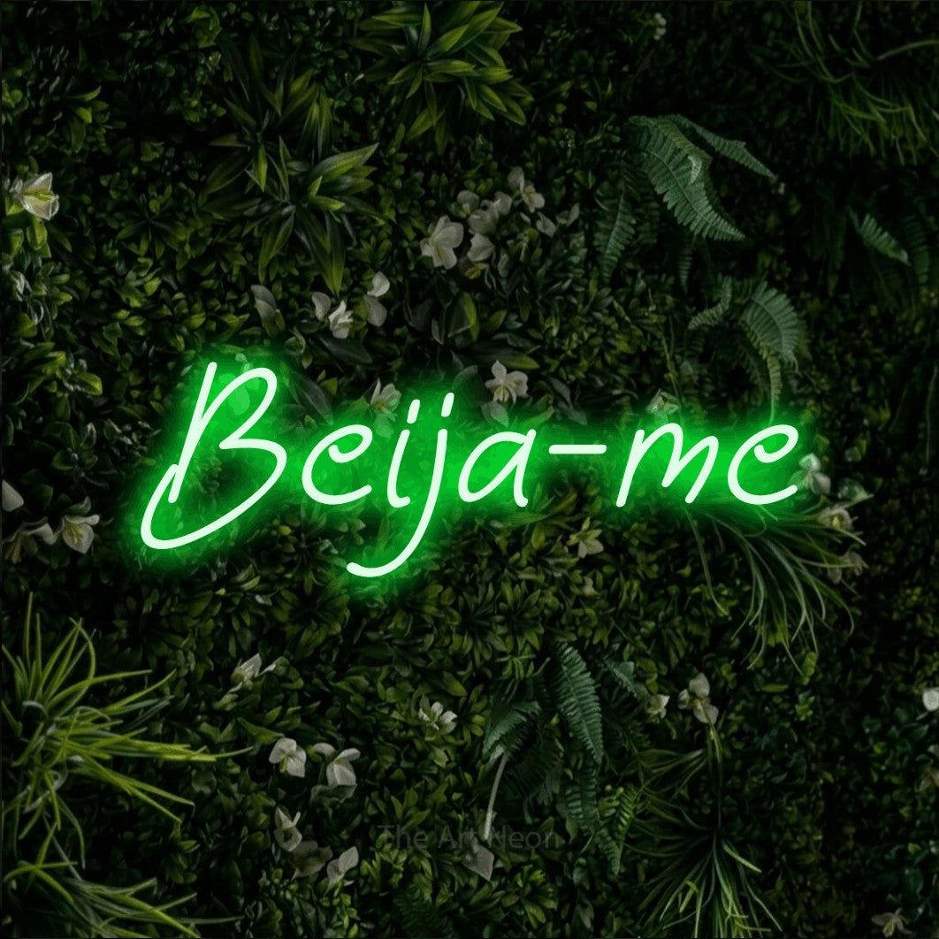 LED neon sign reading “Beija-me”, arranged in a single line.