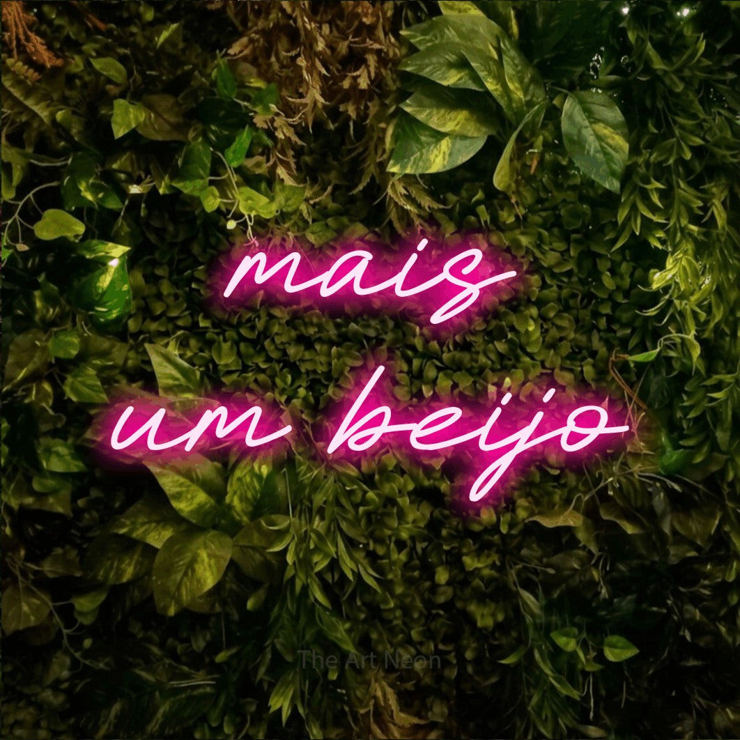 LED neon sign reading “mais um beijo”, arranged in 2 lines.