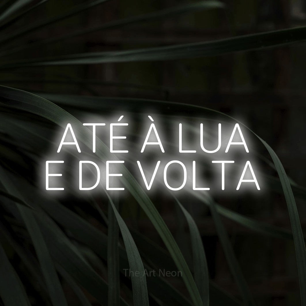 LED neon sign reading “ATÉ À LUA E DE VOLTA”, arranged in 2 lines.