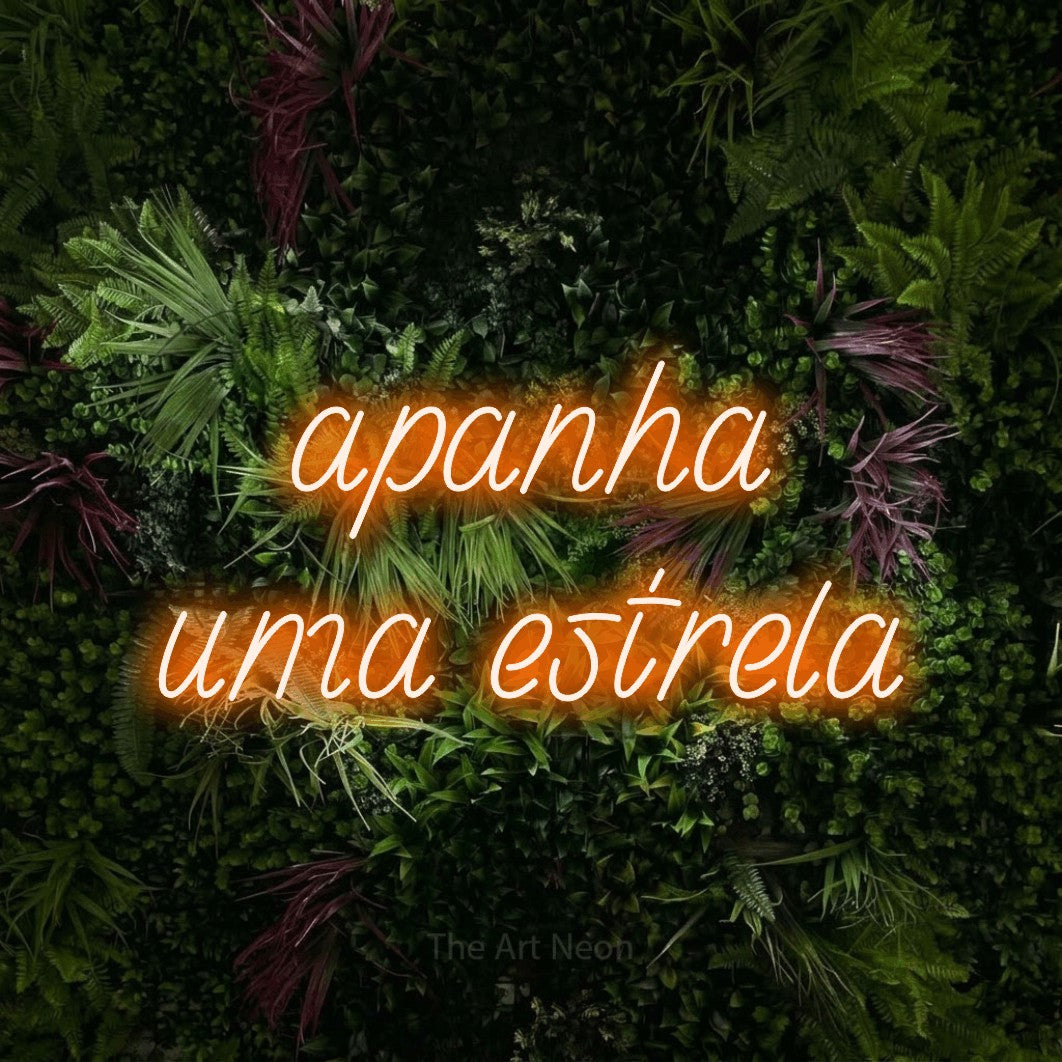 LED neon sign reading “apanha uma estrela”, arranged in 2 lines.