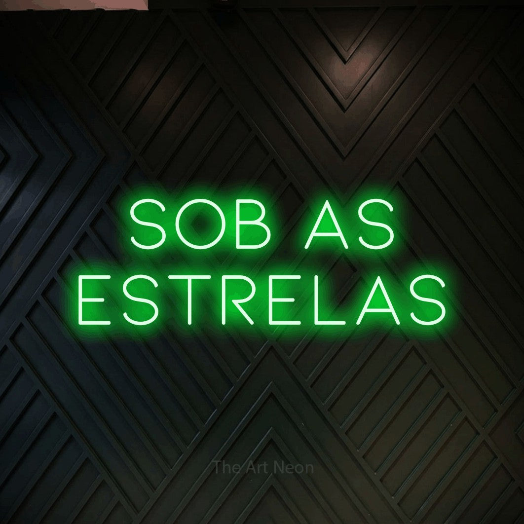 LED neon sign reading “SOB AS ESTRELAS”, arranged in 2 lines.