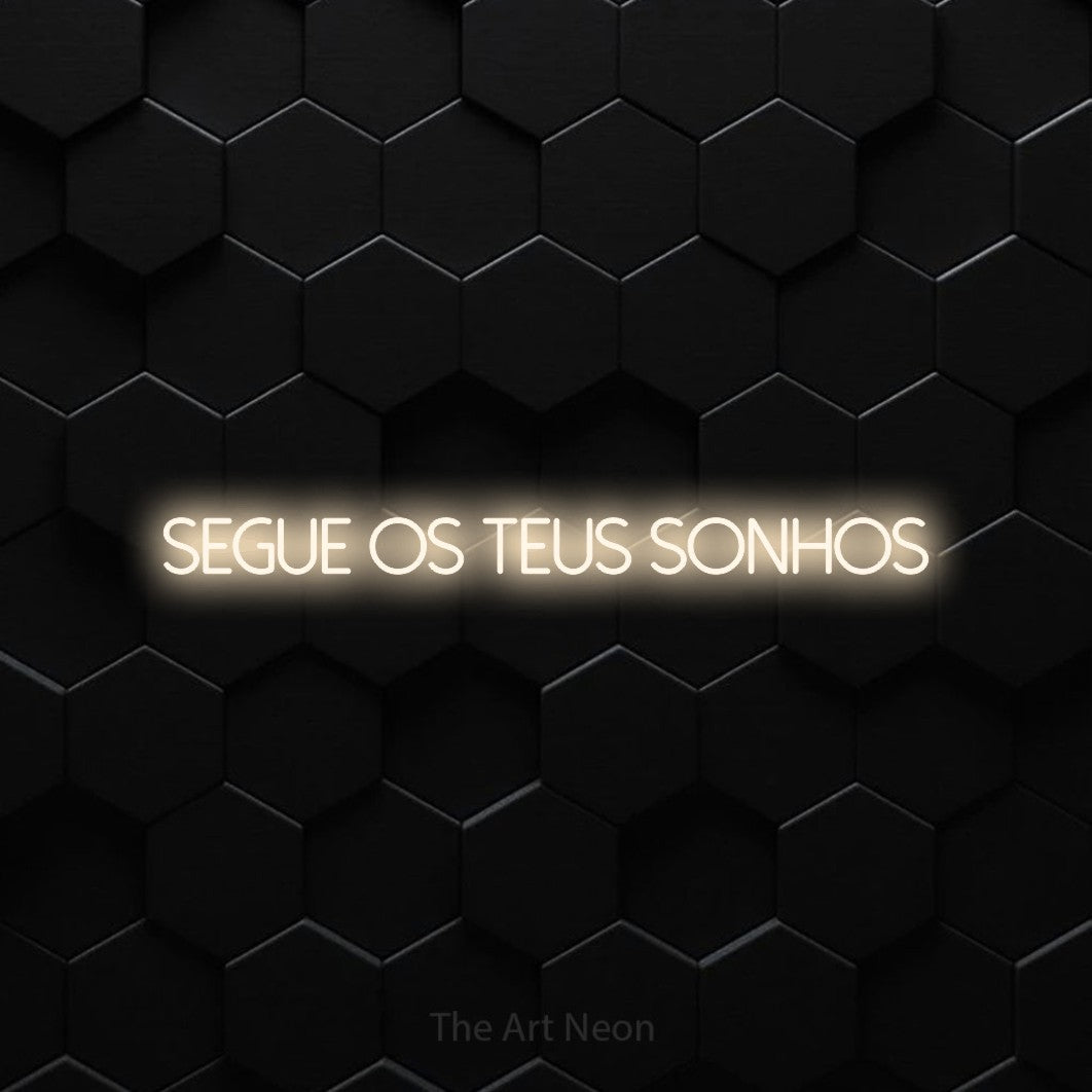 LED neon sign reading “Segue os Teus Sonhos”, arranged in a single line.