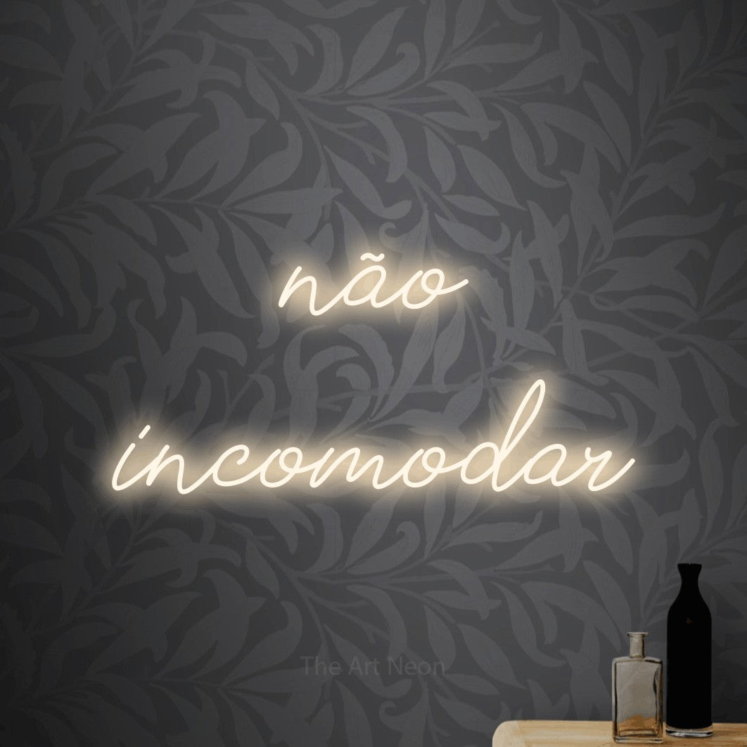 LED neon sign reading “não incomodar”, arranged in 2 lines.