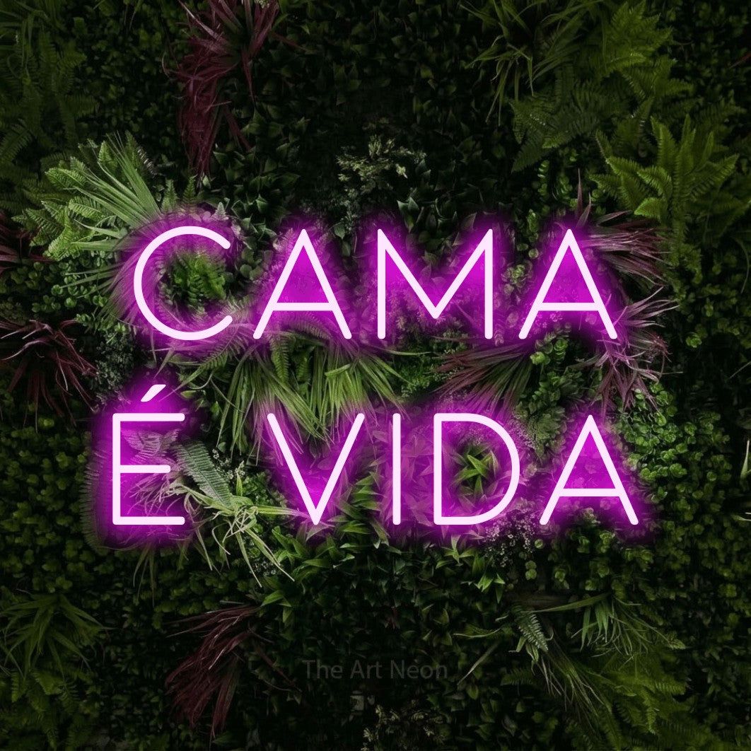 LED neon sign reading “CAMA é vida”, arranged in 2 lines.