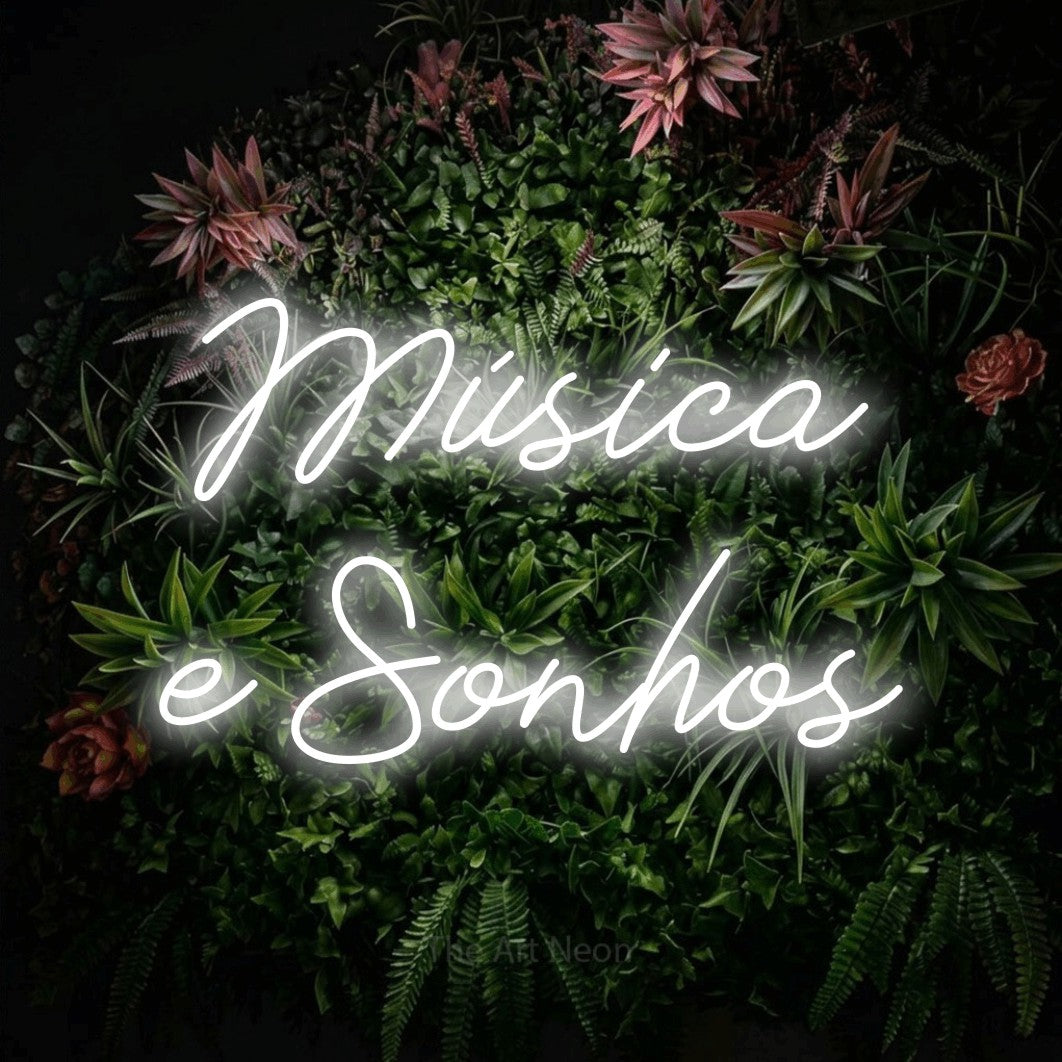 LED neon sign reading “Música e Sonhos”, arranged in 2 lines.