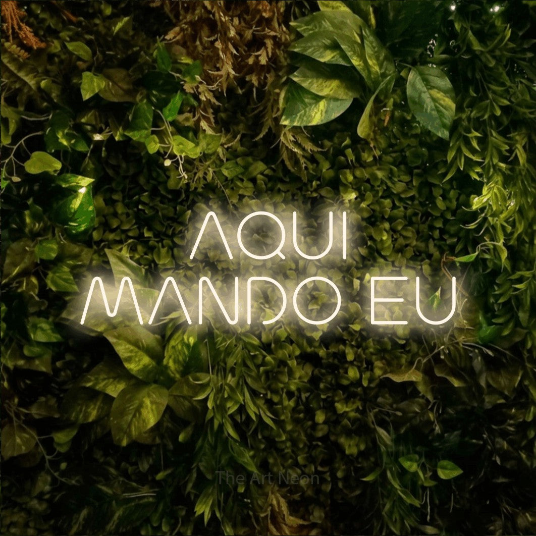 LED neon sign reading “AQUI MANDO EU”, arranged in 2 lines.