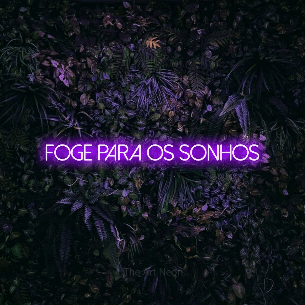 LED neon sign reading “foge para os sonhos”, arranged in a single line.