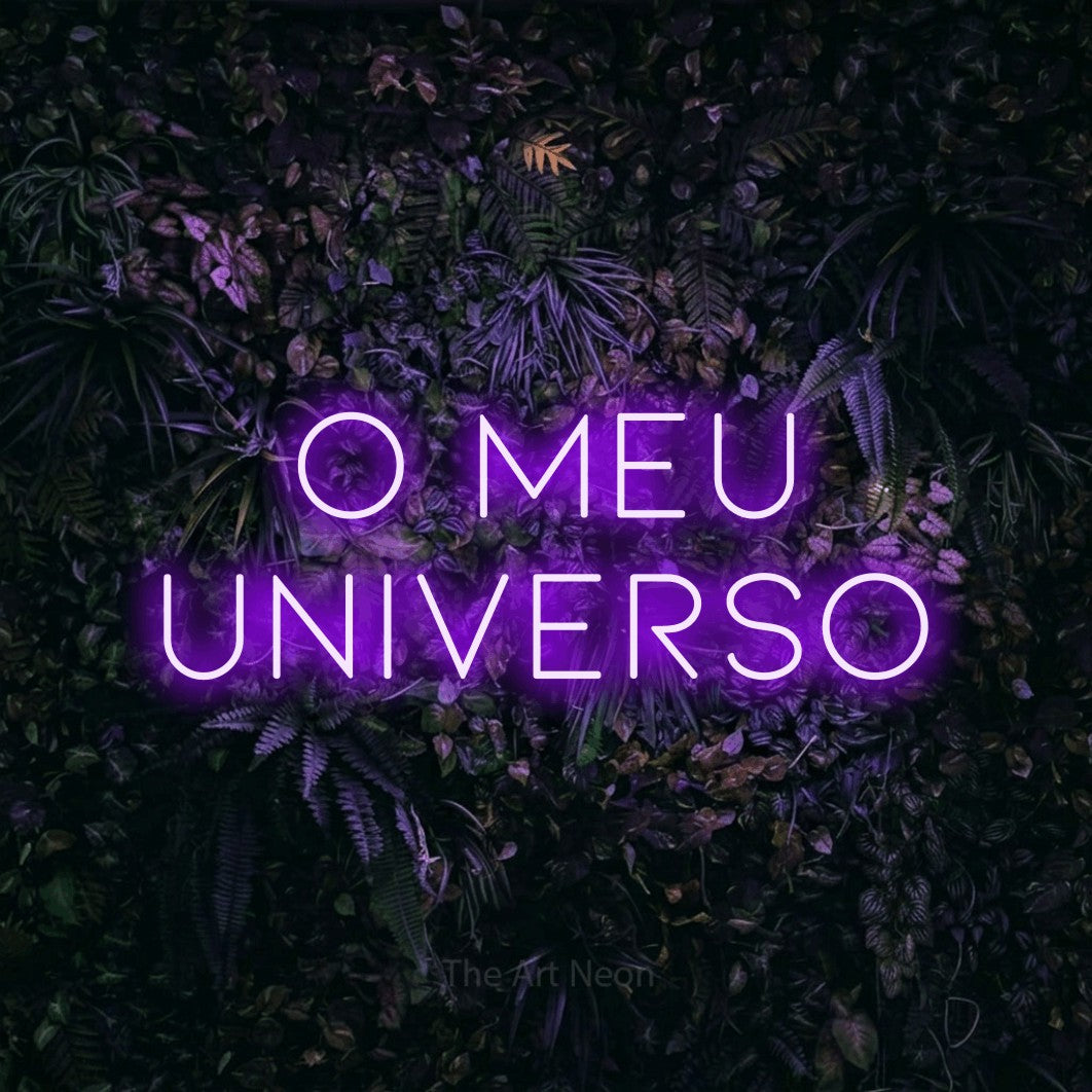 LED neon sign reading “o meu UNIVERSO”, arranged in 2 lines.