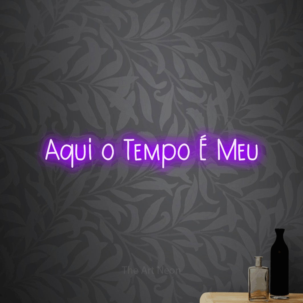 LED neon sign reading “Aqui o Tempo É Meu”, arranged in a single line.