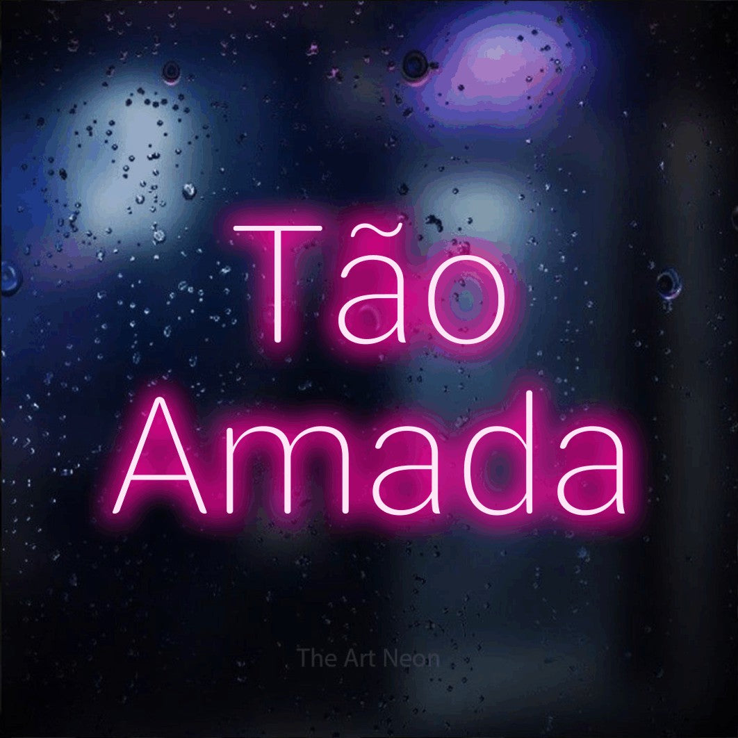 LED neon sign reading “Tão Amada”, arranged in 2 lines.