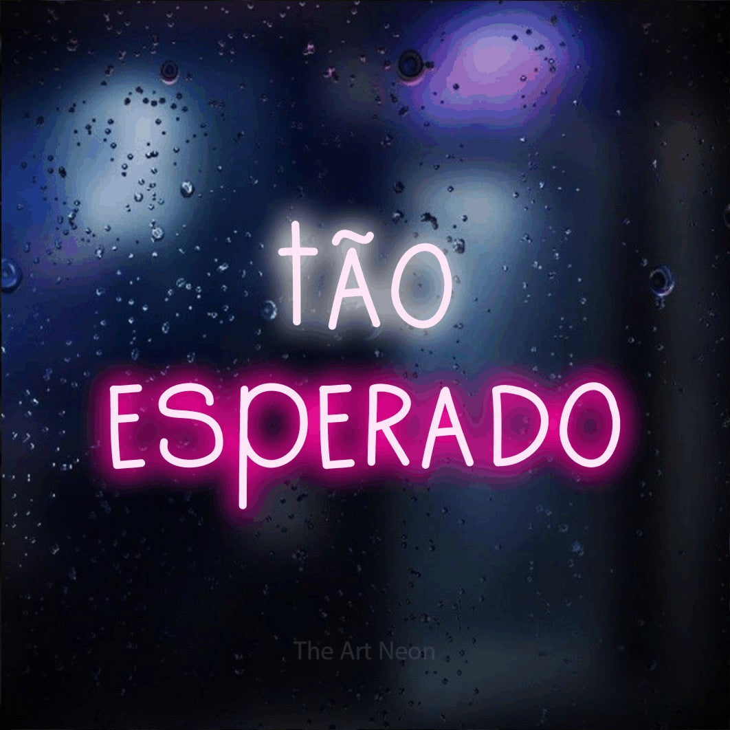LED neon sign reading “tão esperado”, arranged in 2 lines.