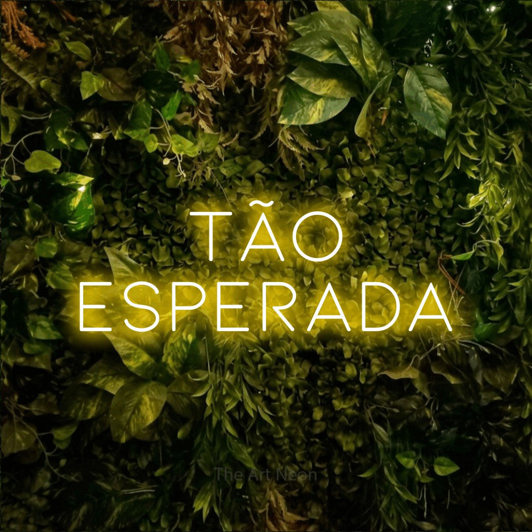 LED neon sign reading “tão esperada”, arranged in 2 lines.