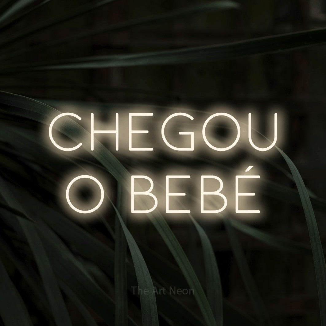 LED neon sign reading “Chegou o Bebé”, arranged in 2 lines.