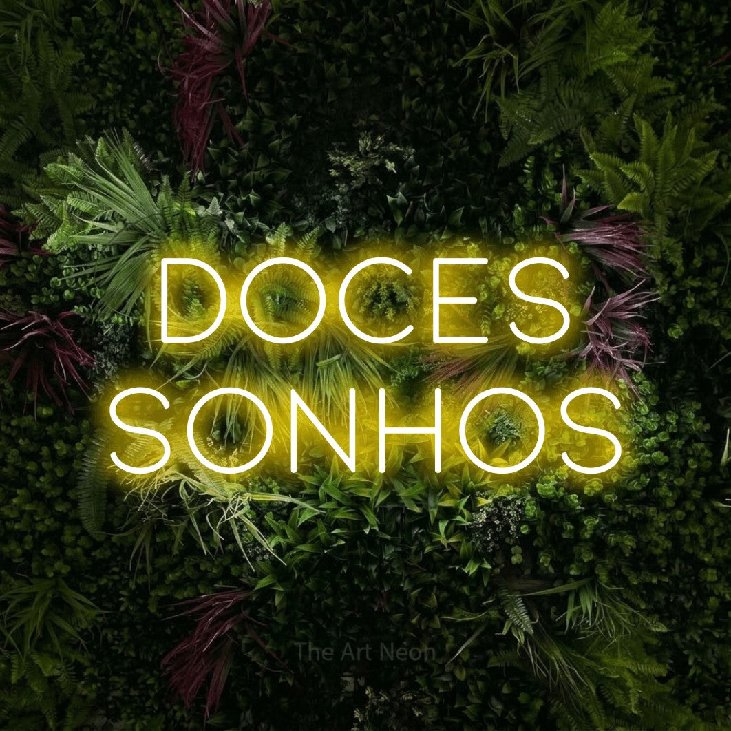 LED neon sign reading “Doces Sonhos”, arranged in 2 lines.