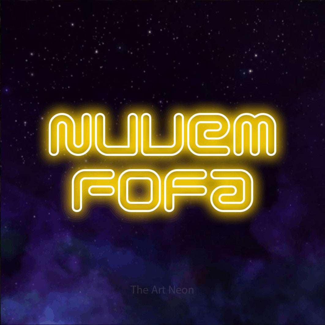 LED neon sign reading “Nuvem Fofa”, arranged in 2 lines.
