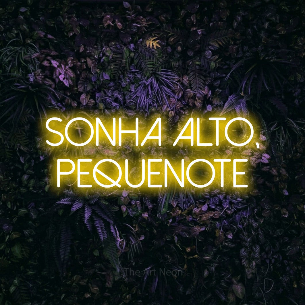 LED neon sign reading “sonha alto, pequenote”, arranged in 2 lines.