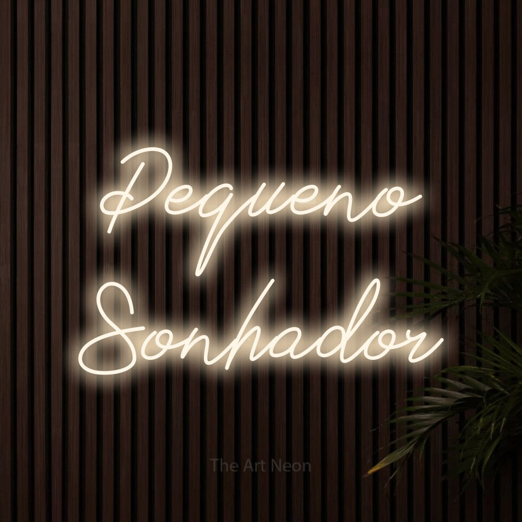 LED neon sign reading “Pequeno Sonhador”, arranged in 2 lines.