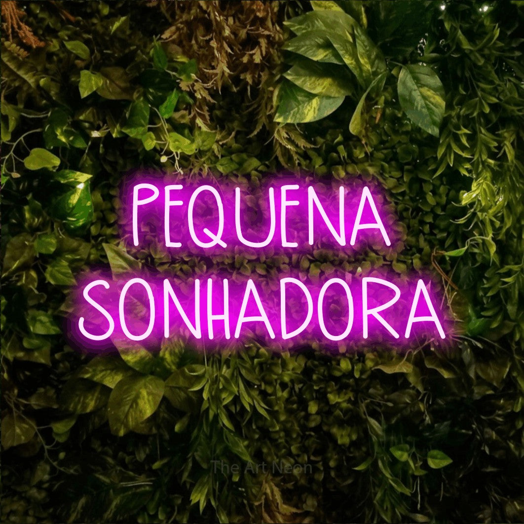 LED neon sign reading “PEQUENA SONHADORA”, arranged in 2 lines.