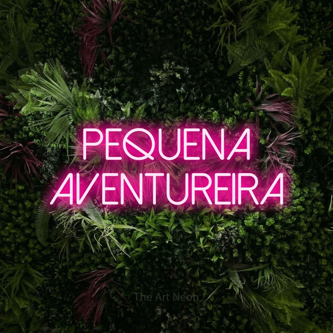 LED neon sign reading “Pequena aventureira”, arranged in 2 lines.