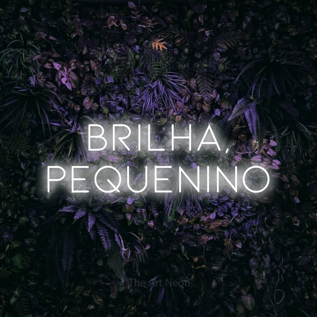LED neon sign reading “BRILHA, PEQUENINO”, arranged in 2 lines.