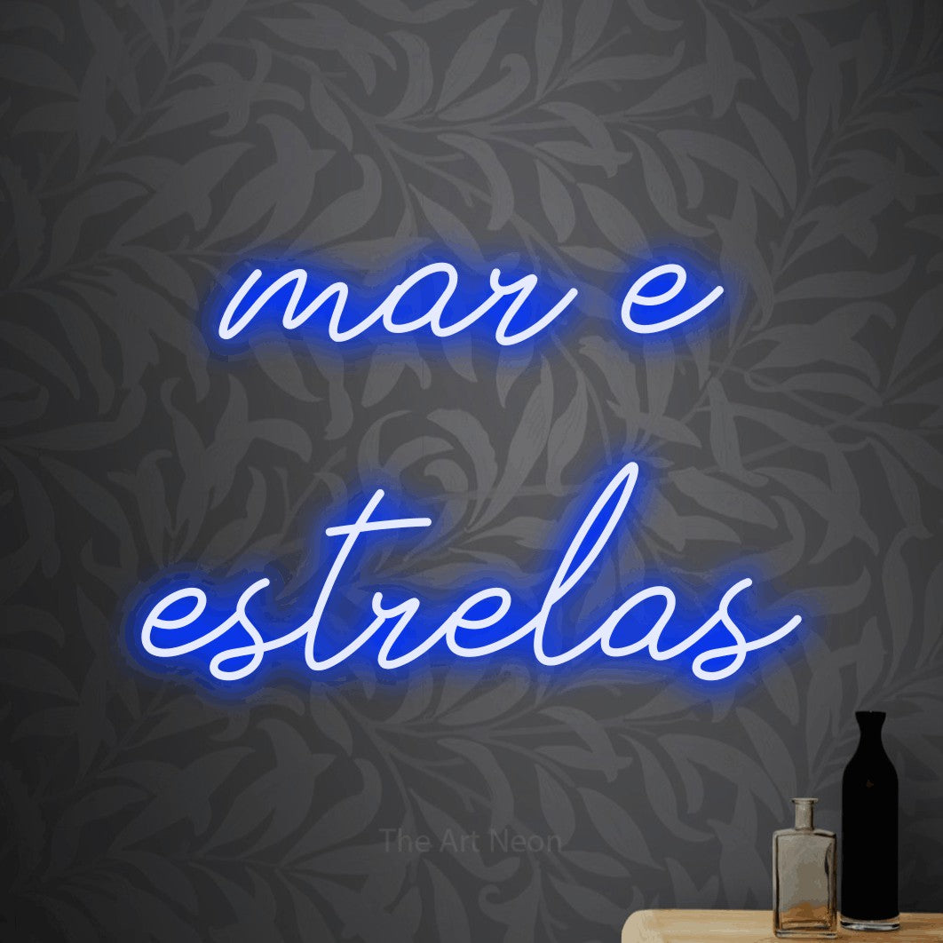 LED neon sign reading “mar e estrelas”, arranged in 2 lines.