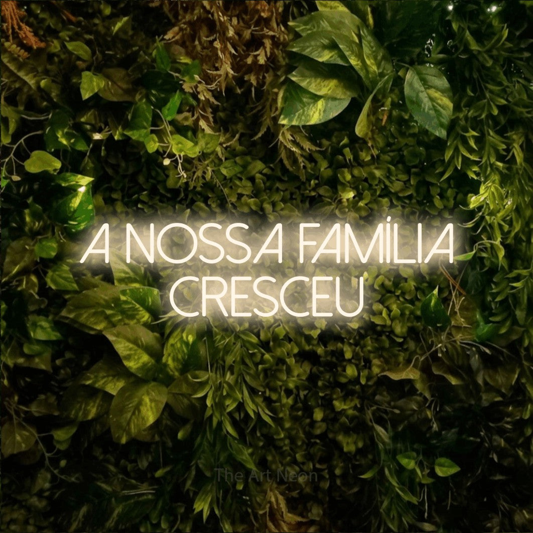 LED neon sign reading “A NOSSA FAMÍLIA CRESCEU”, arranged in 2 lines.