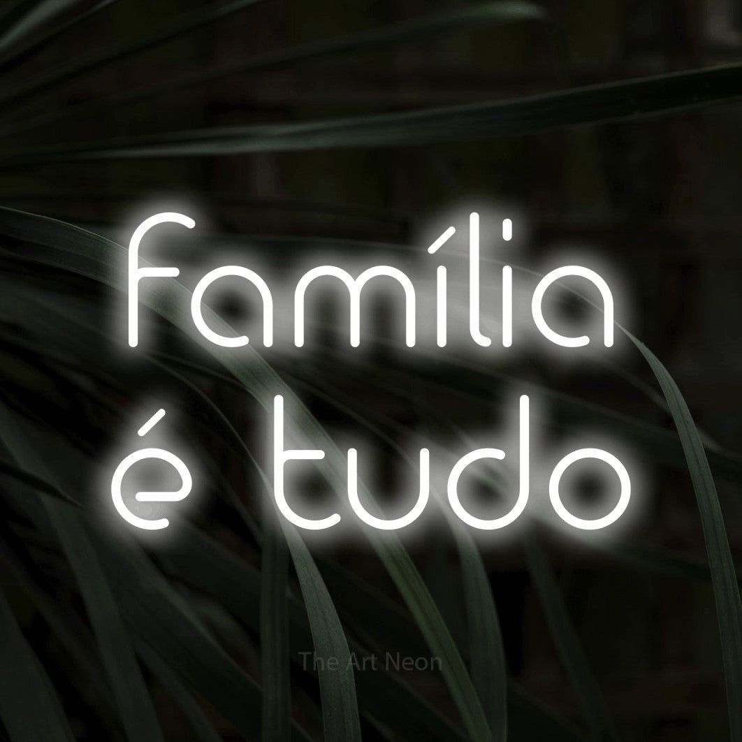 LED neon sign reading “família é tudo”, arranged in 2 lines.