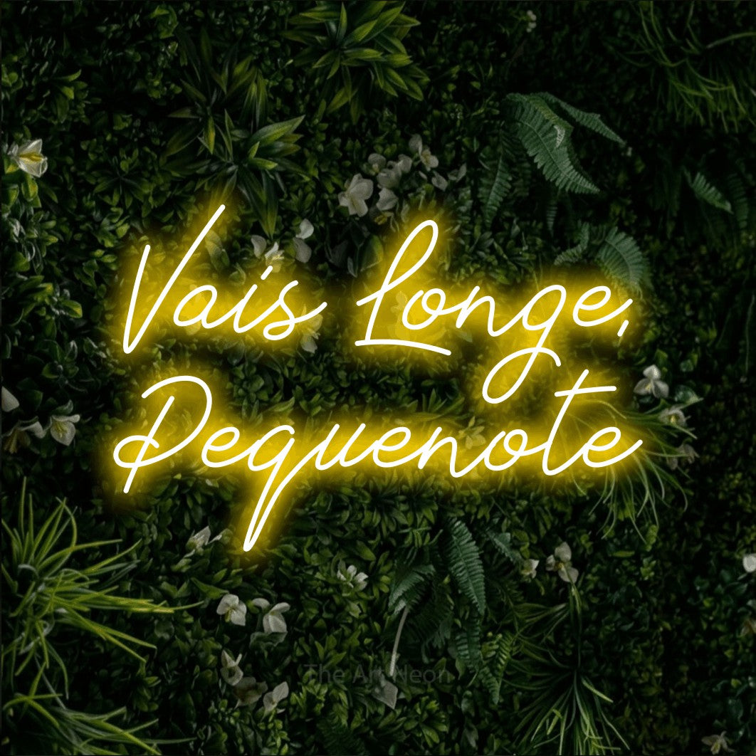 LED neon sign reading “Vais Longe, Pequenote”, arranged in 2 lines.