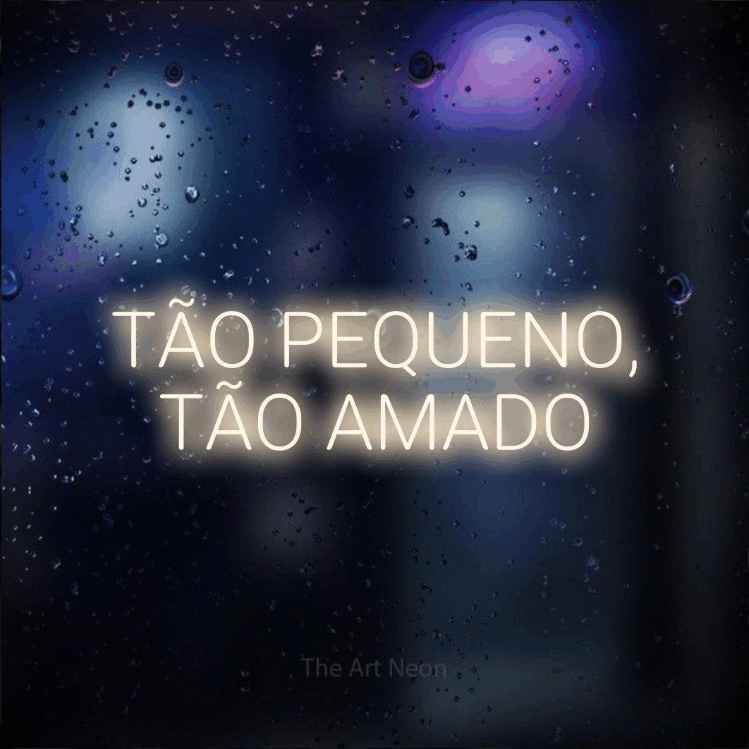 LED neon sign reading “TÃO PEQUENO, TÃO AMADO”, arranged in 2 lines.
