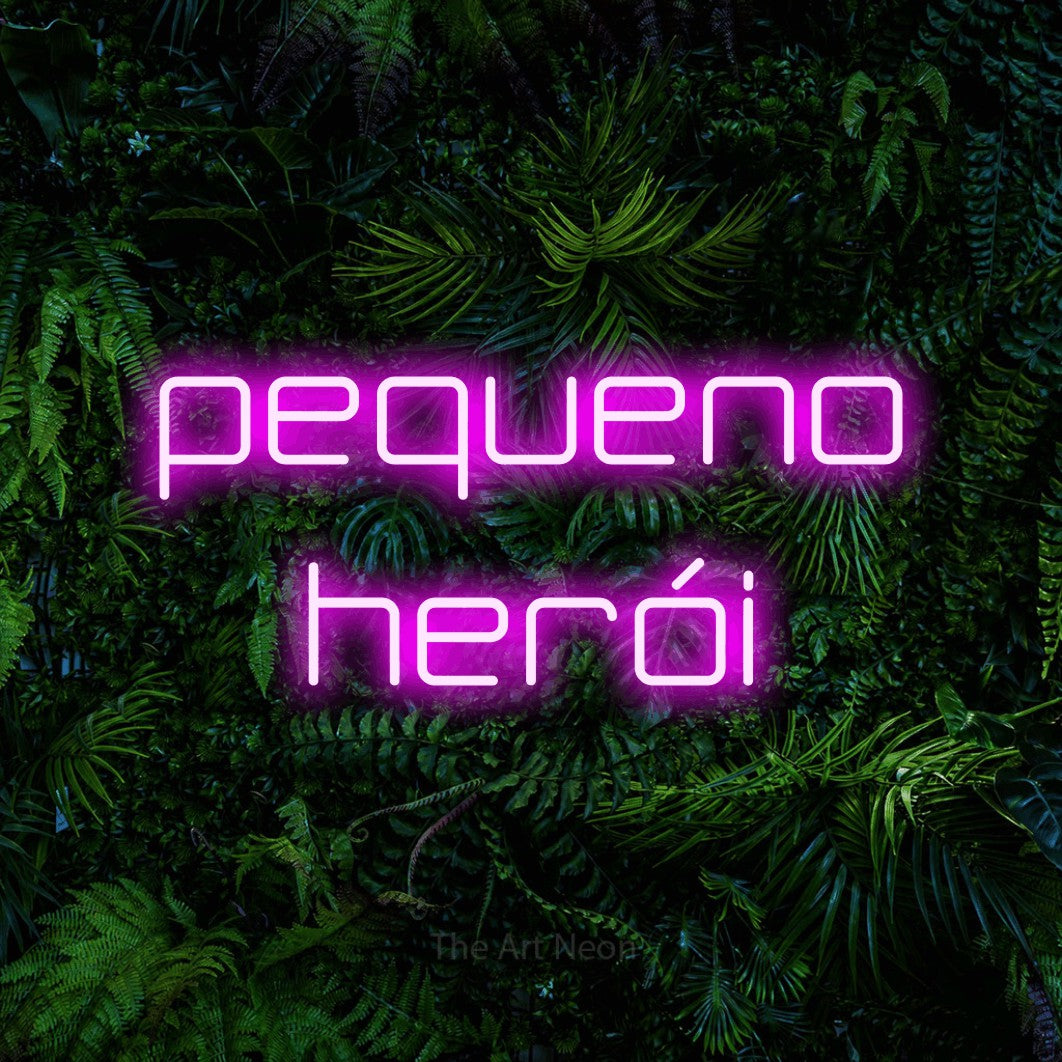 LED neon sign reading “pequeno herói”, arranged in 2 lines.