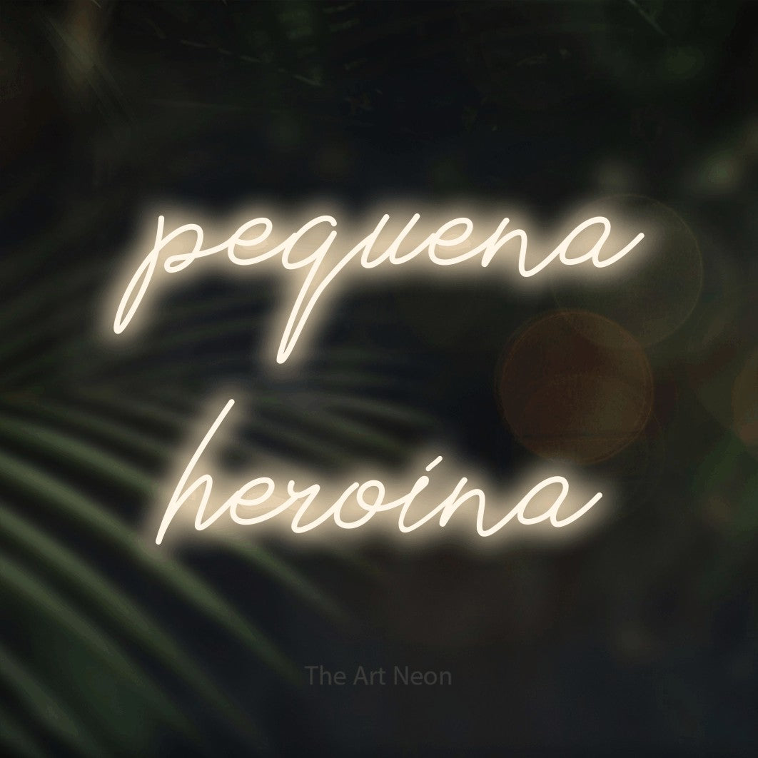 LED neon sign reading “pequena heroína”, arranged in 2 lines.