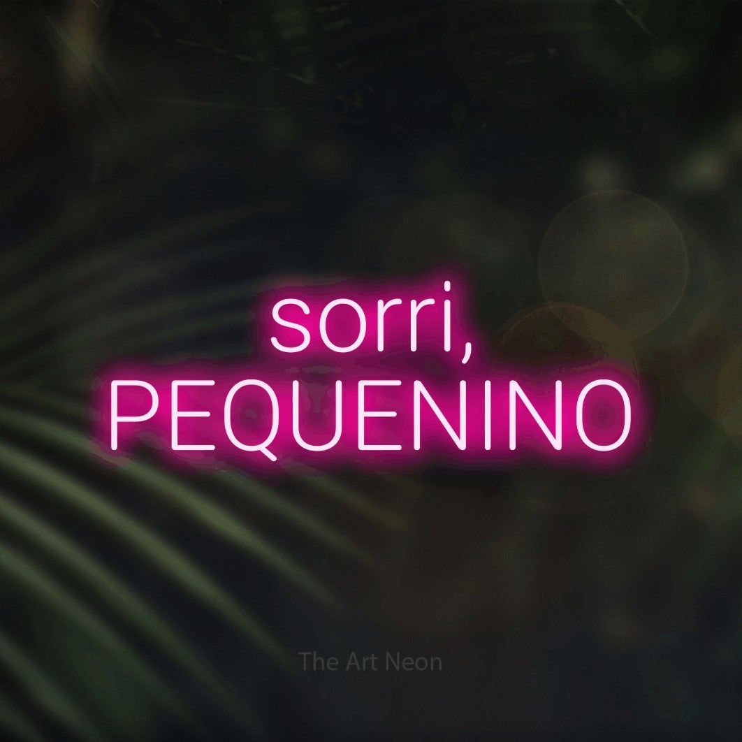 LED neon sign reading “sorri, PEQUENINO”, arranged in 2 lines.