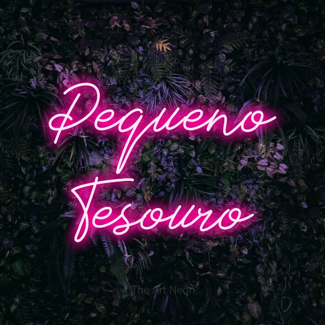 LED neon sign reading “Pequeno Tesouro”, arranged in 2 lines.