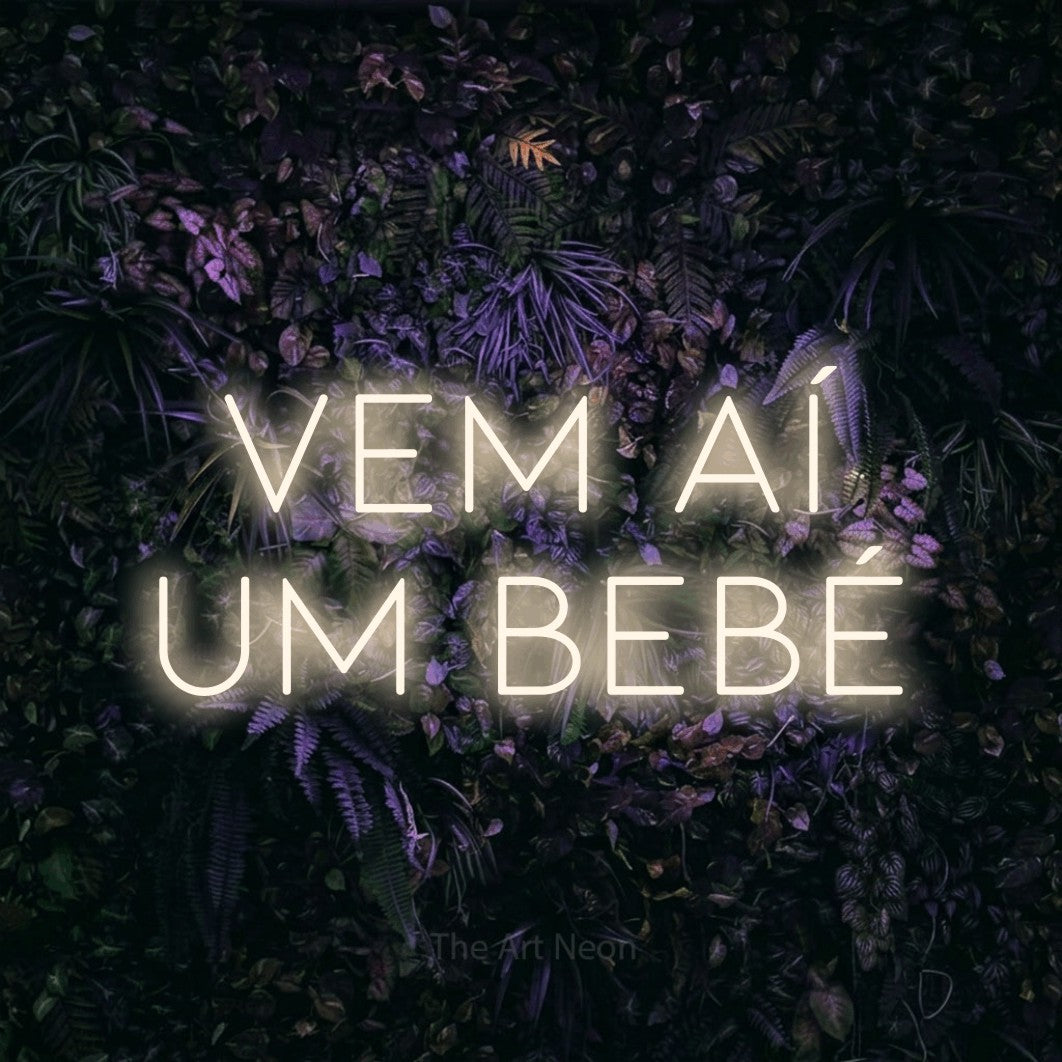 LED neon sign reading “Vem Aí Um Bebé”, arranged in 2 lines.