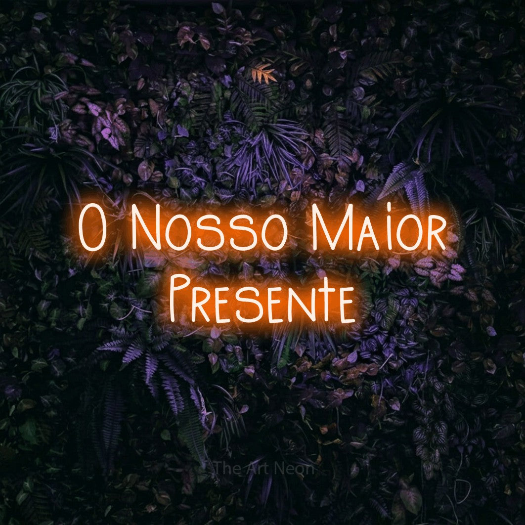LED neon sign reading “O Nosso Maior Presente”, arranged in 2 lines.