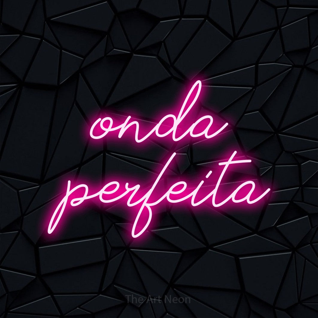 LED neon sign reading “onda perfeita”, arranged in 2 lines.