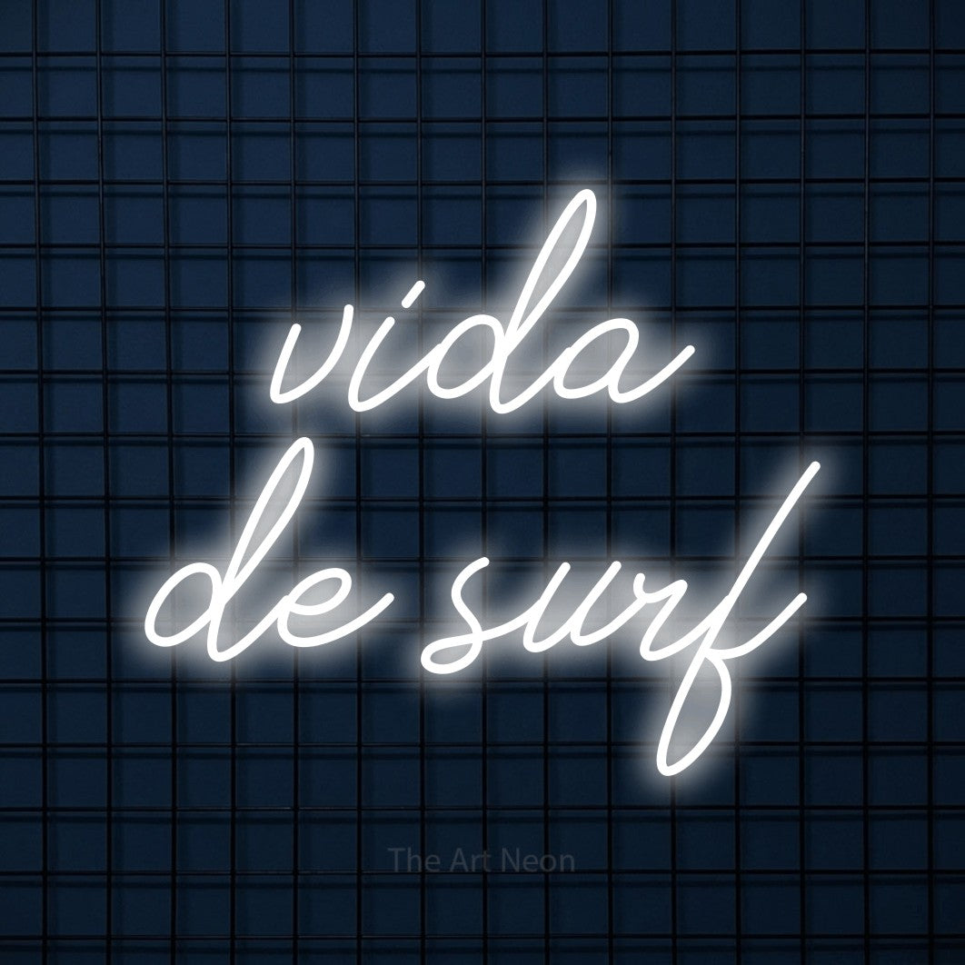 LED neon sign reading “vida de surf”, arranged in 2 lines.